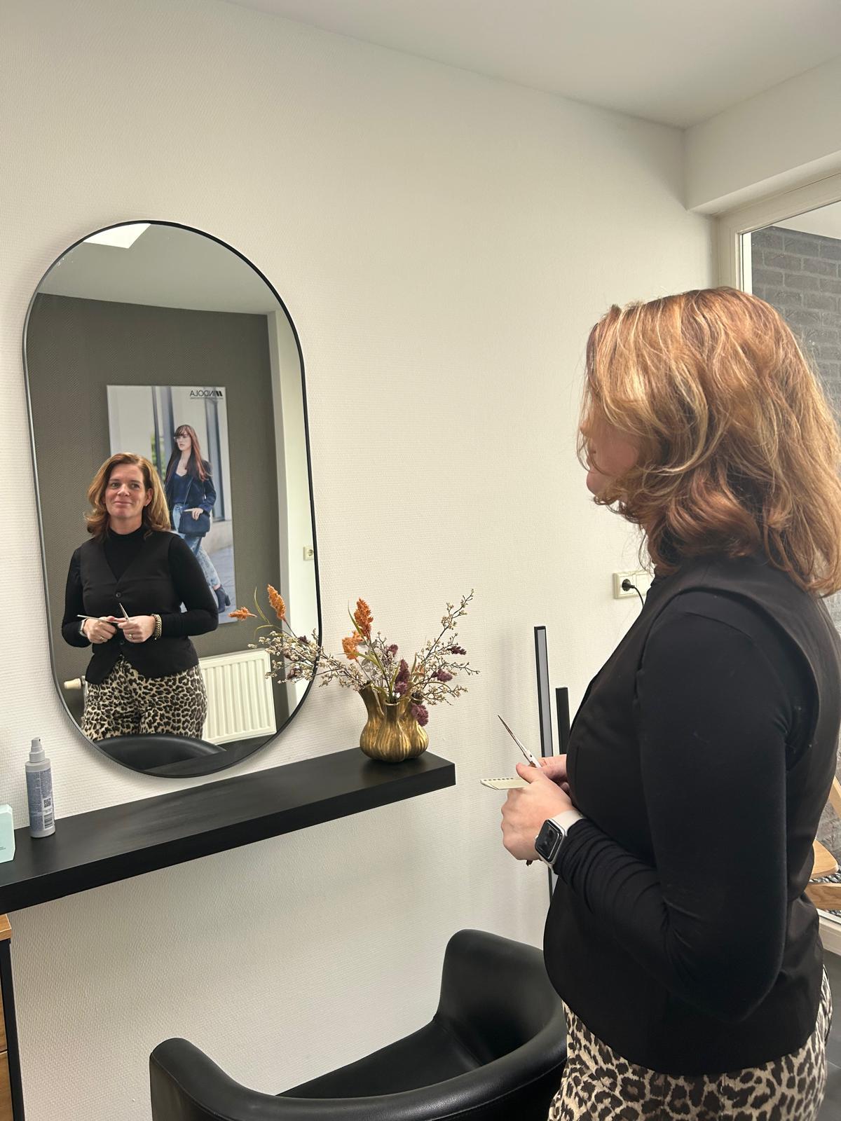 Jouw kapper in Kloosterzande en omgeving

Haarhuis is gevestigd in Kloosterzande, in Zeeuws-Vlaanderen. Daardoor is de salon gemakkelijk bereikbaar voor klanten uit Kloosterzande en omliggende plaatsen zoals Hulst, Terneuzen, Vogelwaarde, Lamswaarde, Walsoorden en Hengstdijk.

Zoek je online naar een kapper in Kloosterzande, dameskapper Kloosterzande, herenkapper Kloosterzande of een kapper voor kleuren en highlights? Dan ben je bij Haarhuis aan het juiste adres.